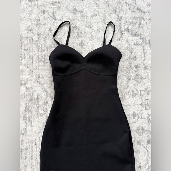 Babaton Dresses & Skirts - Babaton sculpt knit dress